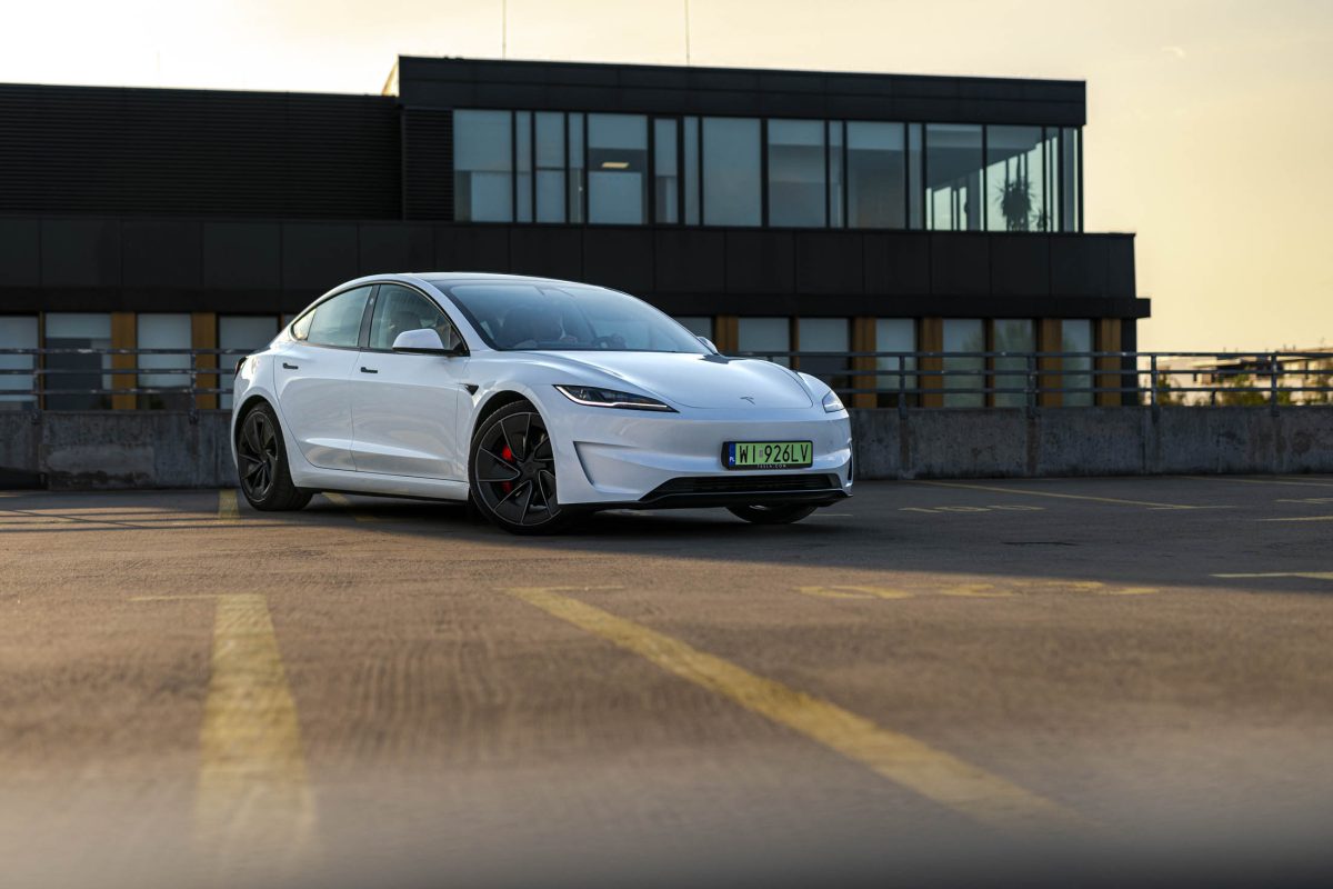 Tesla 3 Performance-białe wnetrze 0