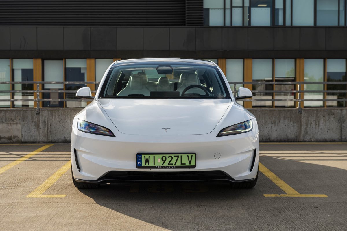 Tesla 3 Performance-białe wnetrze 1