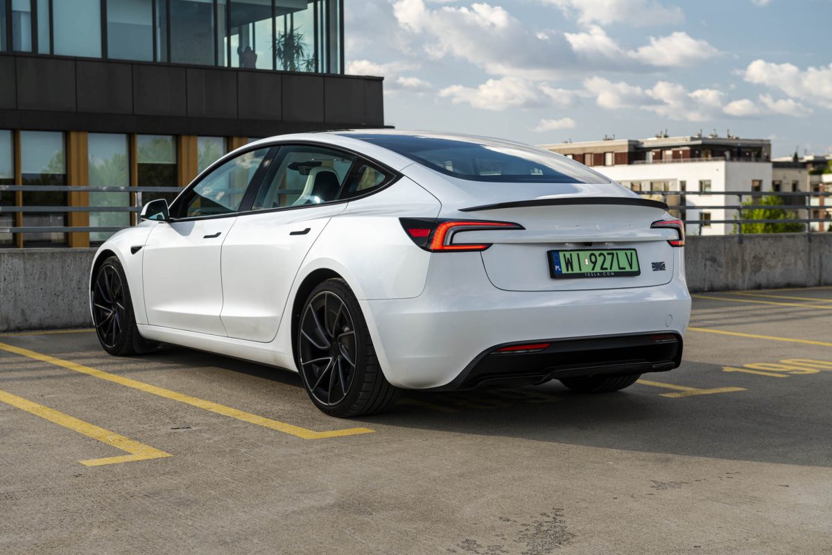 Tesla 3 Performance-białe wnetrze 10