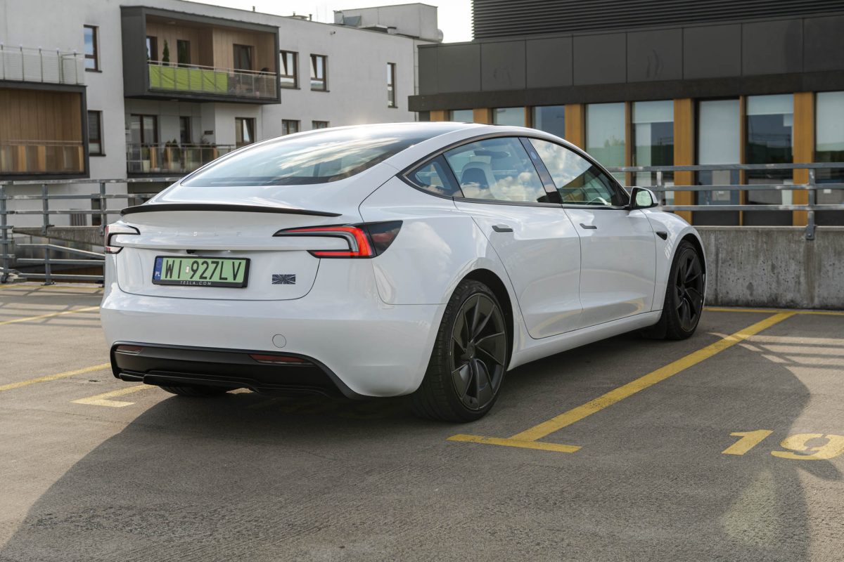 Tesla 3 Performance-białe wnetrze 11