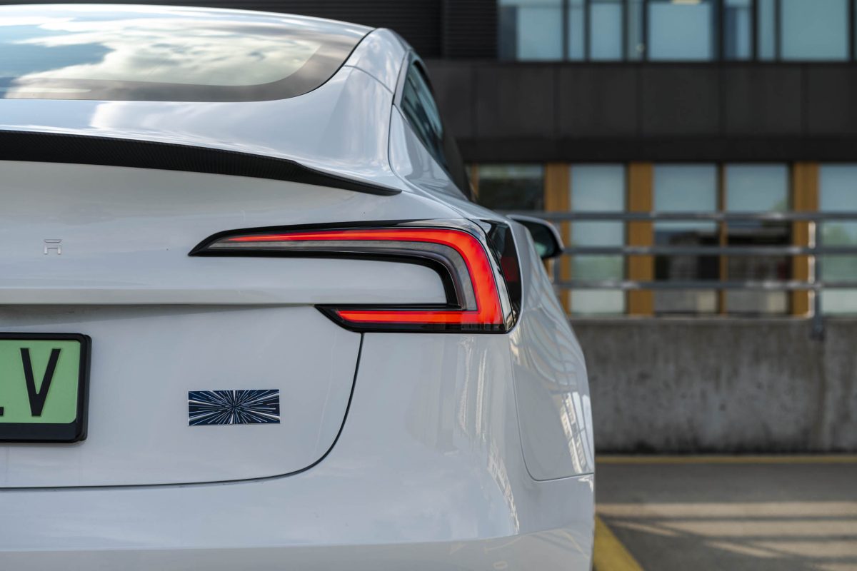 Tesla 3 Performance-białe wnetrze 12