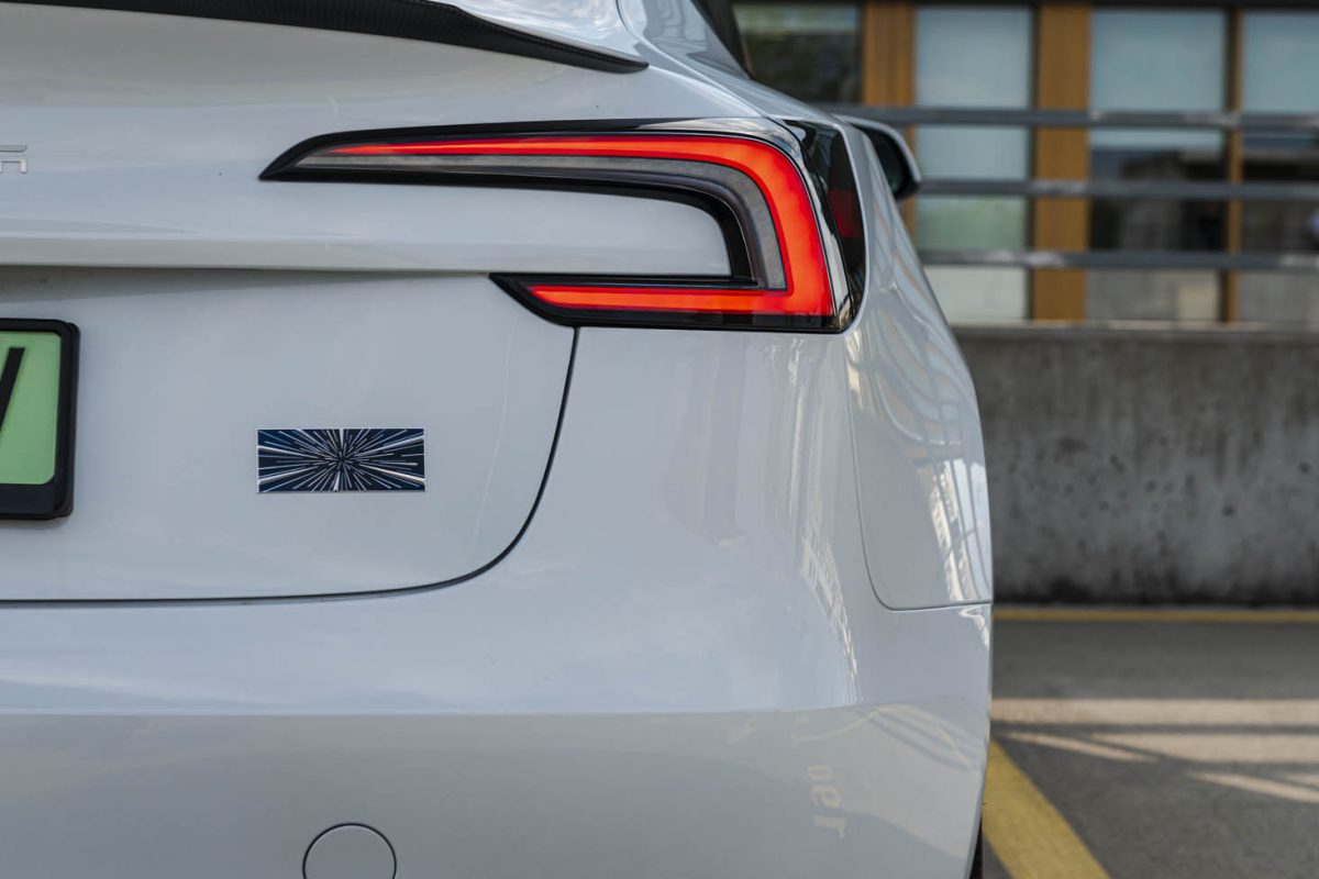 Tesla 3 Performance-białe wnetrze 13