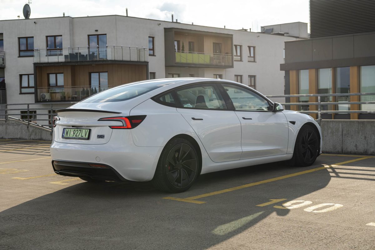 Tesla 3 Performance-białe wnetrze 14