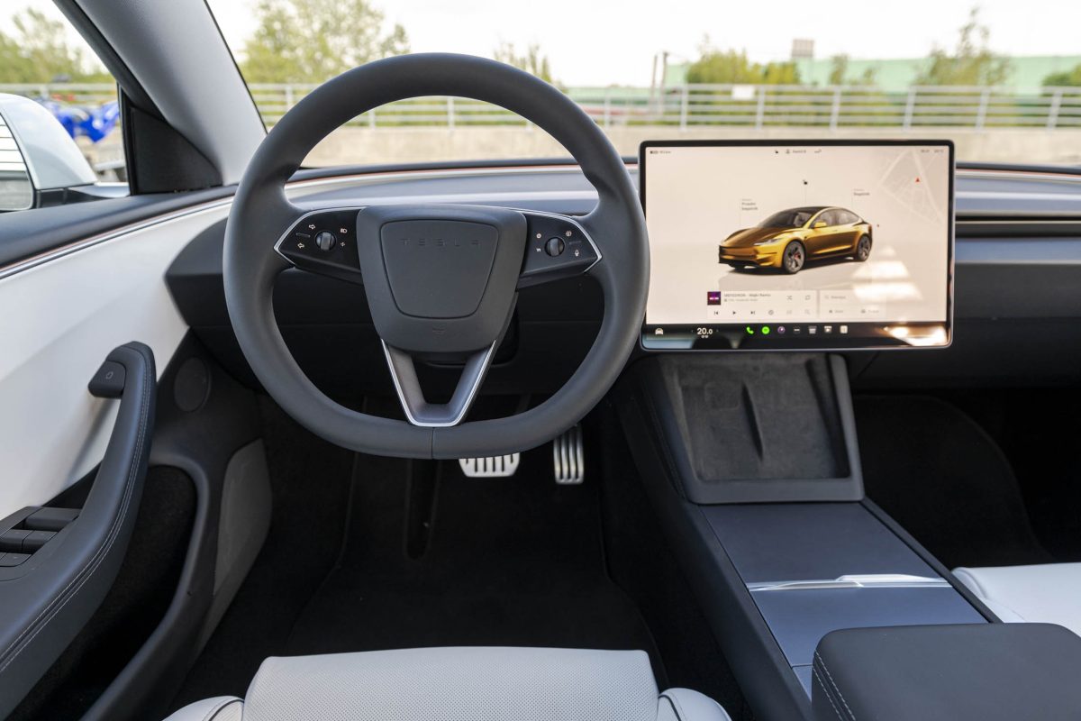 Tesla 3 Performance-białe wnetrze 15