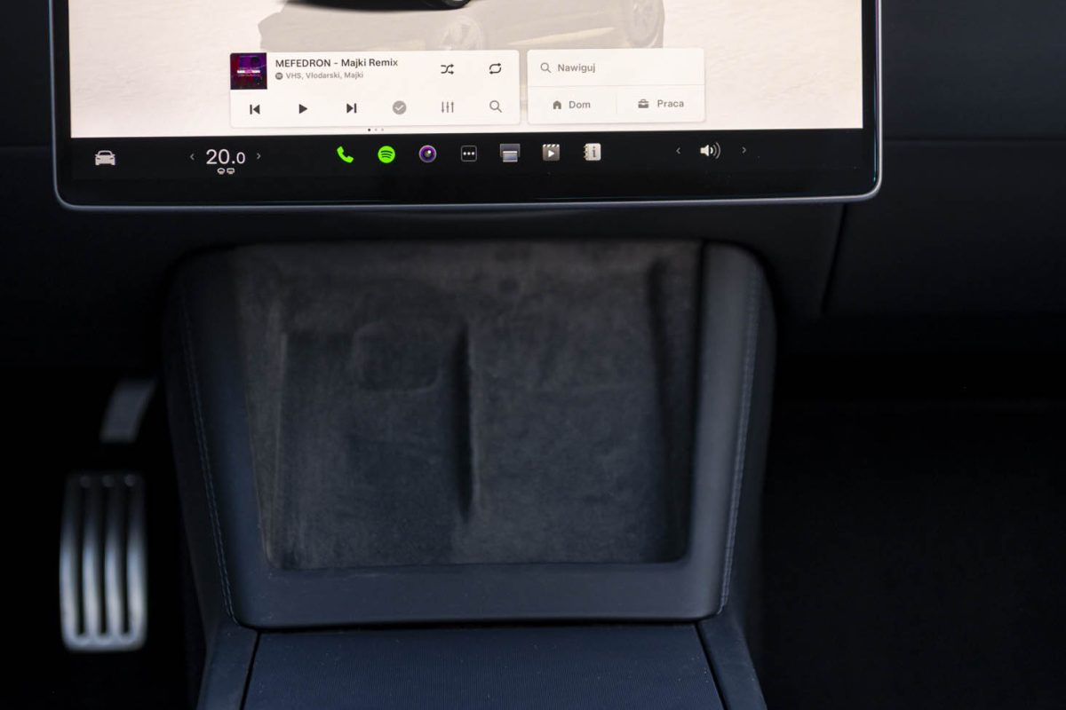 Tesla 3 Performance-białe wnetrze 16