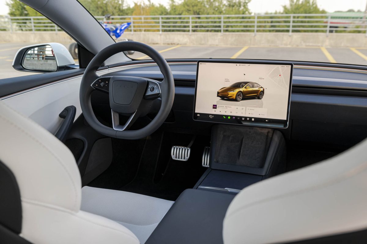 Tesla 3 Performance-białe wnetrze 17