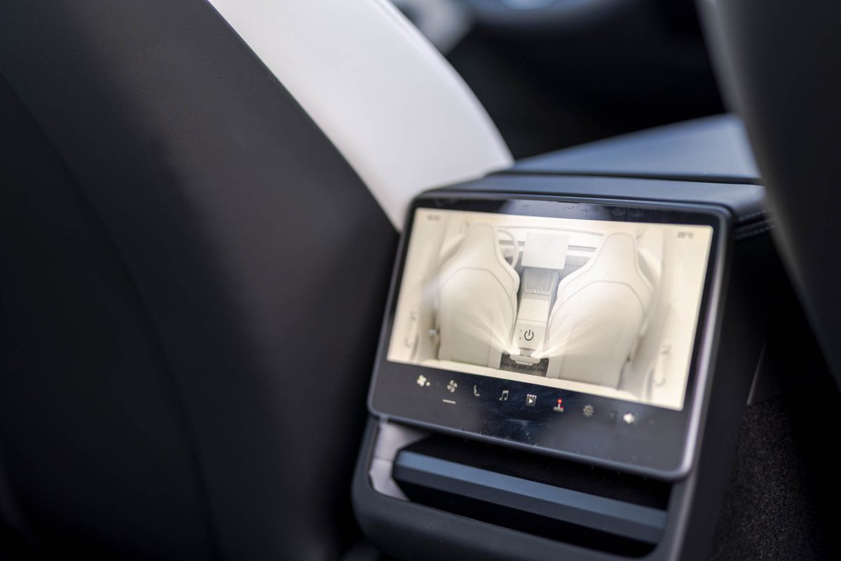 Tesla 3 Performance-białe wnetrze 18