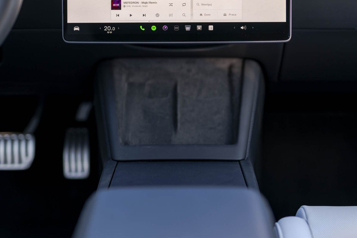 Tesla 3 Performance-białe wnetrze 19