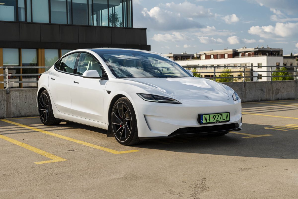 Tesla 3 Performance-białe wnetrze 2