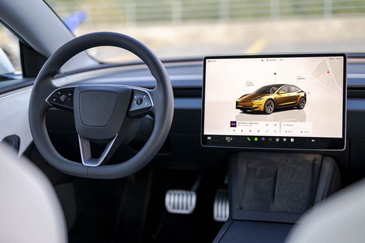 Tesla 3 Performance-białe wnetrze 20