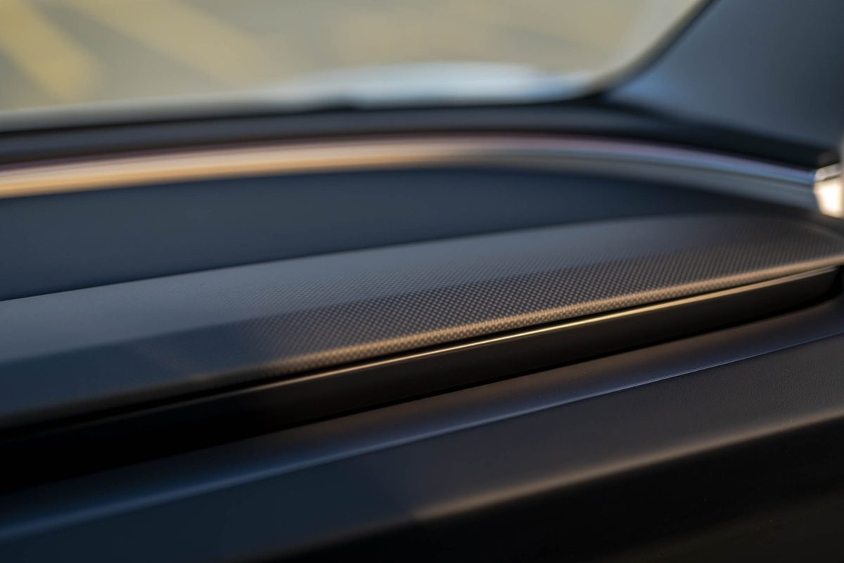 Tesla 3 Performance-białe wnetrze 23