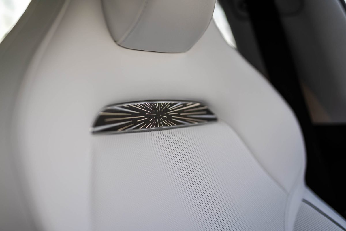 Tesla 3 Performance-białe wnetrze 24