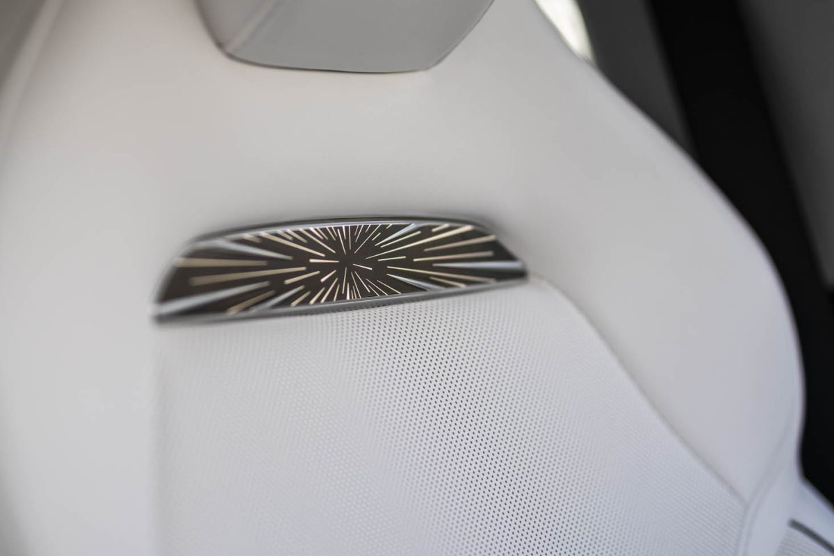 Tesla 3 Performance-białe wnetrze 25