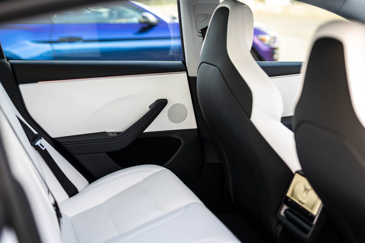 Tesla 3 Performance-białe wnetrze 26