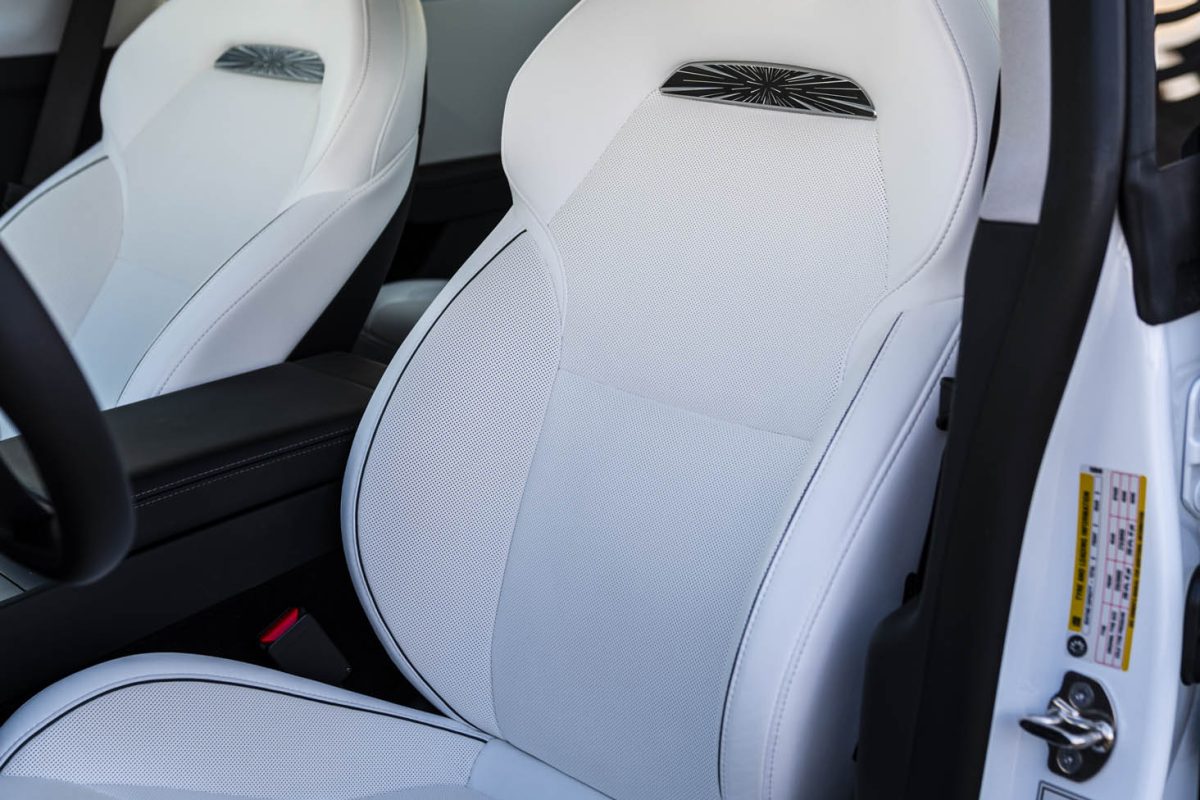 Tesla 3 Performance-białe wnetrze 27