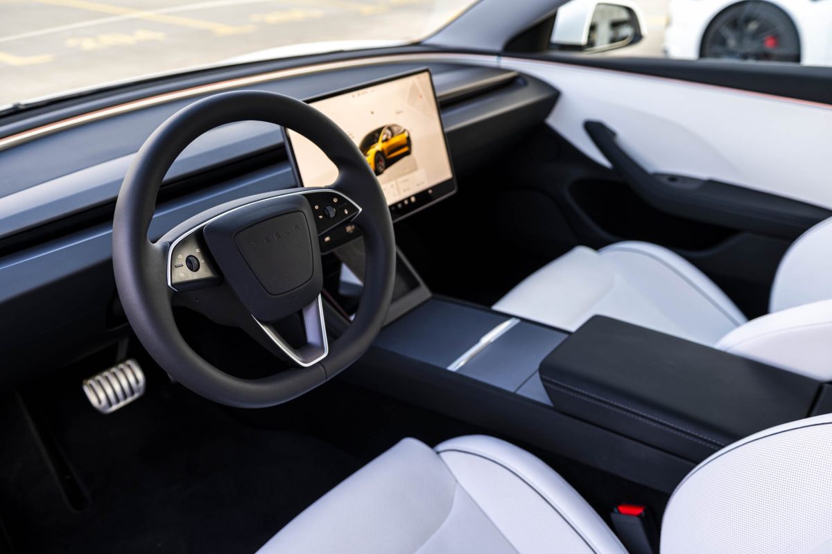 Tesla 3 Performance-białe wnetrze 28