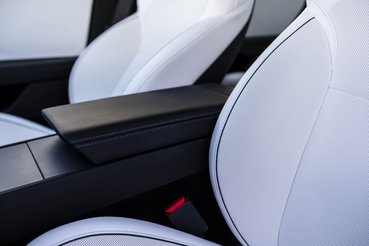 Tesla 3 Performance-białe wnetrze 29