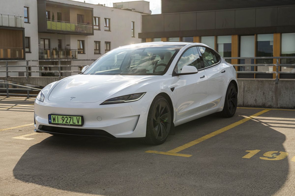 Tesla 3 Performance-białe wnetrze 3