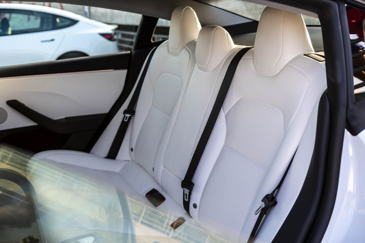 Tesla 3 Performance-białe wnetrze 30