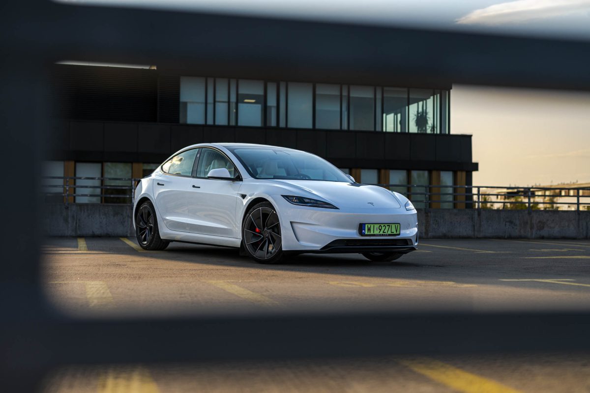 Tesla 3 Performance-białe wnetrze 31