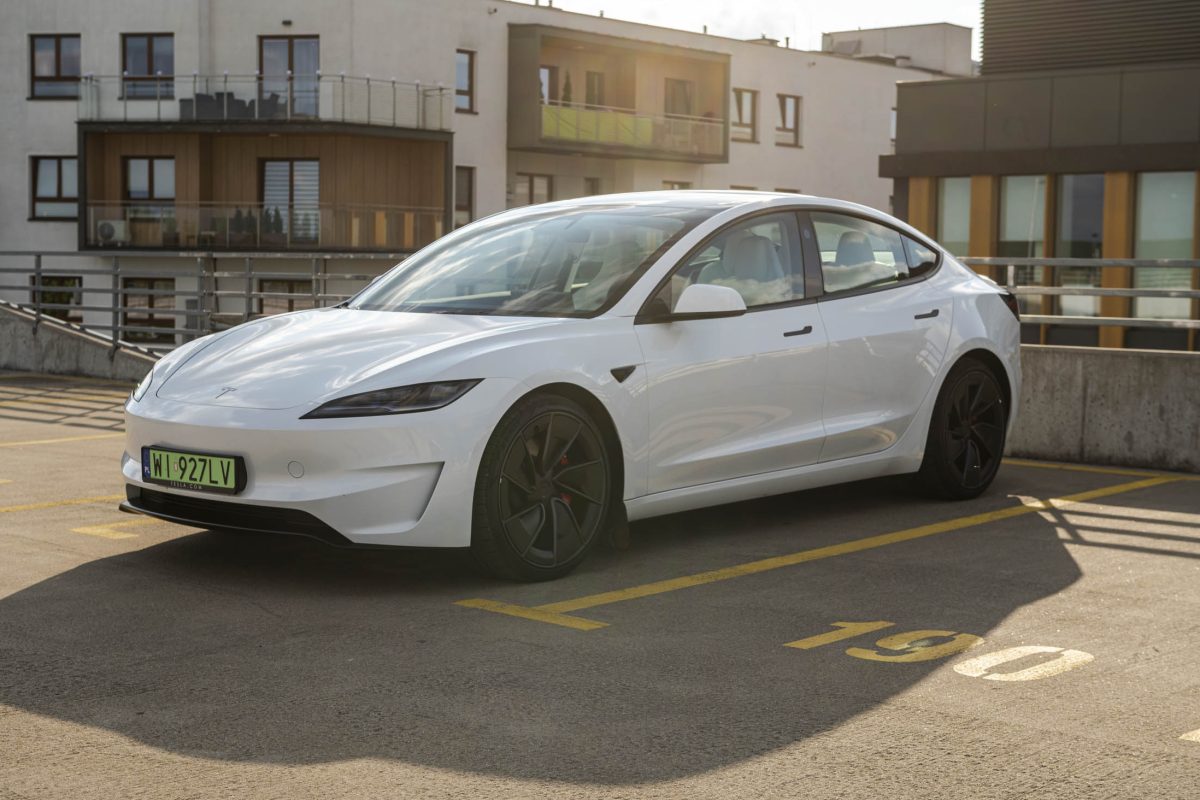 Tesla 3 Performance-białe wnetrze 4