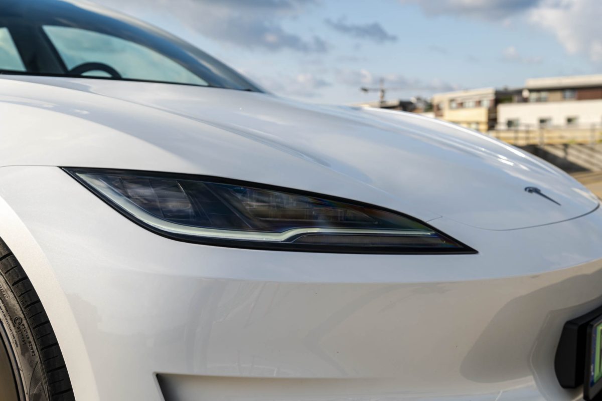 Tesla 3 Performance-białe wnetrze 5