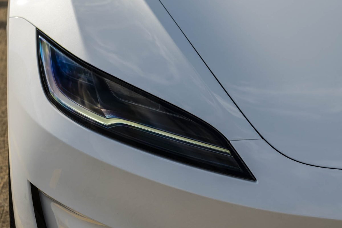 Tesla 3 Performance-białe wnetrze 6