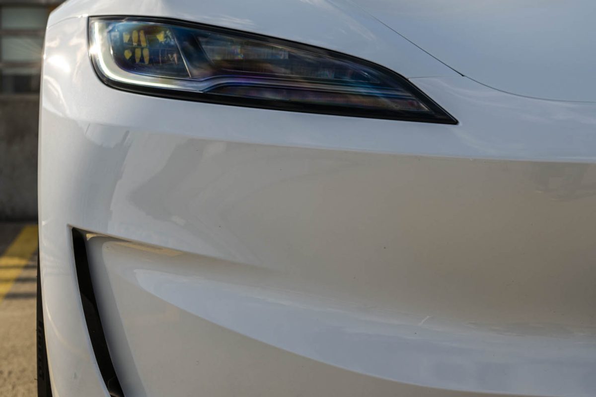 Tesla 3 Performance-białe wnetrze 7