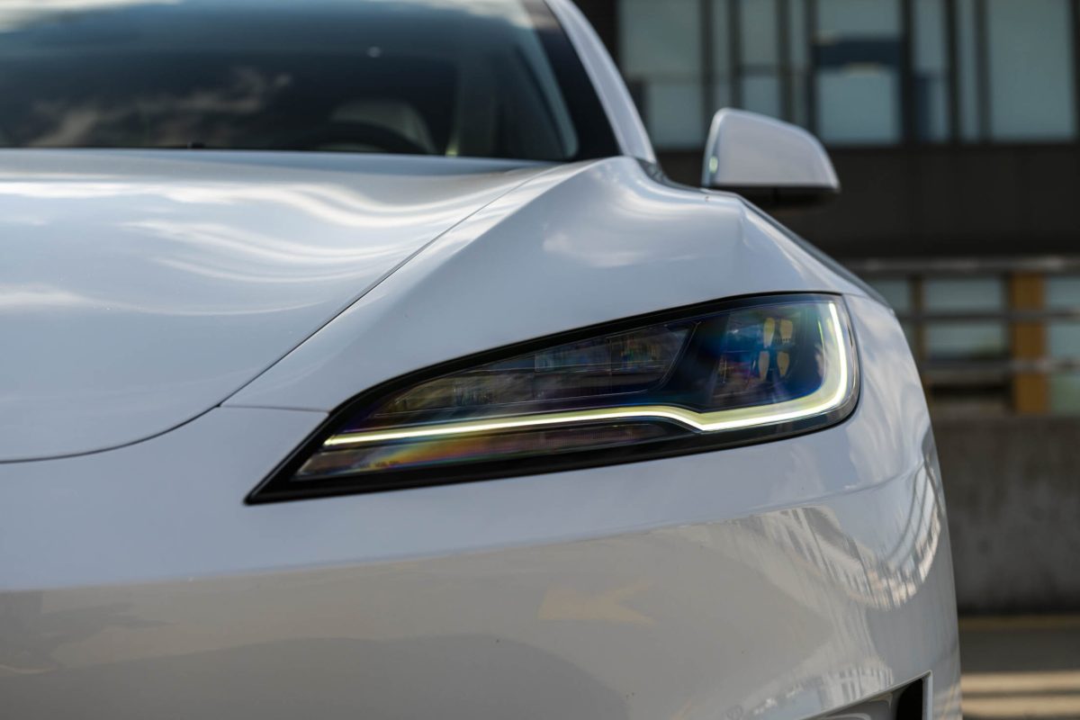 Tesla 3 Performance-białe wnetrze 8