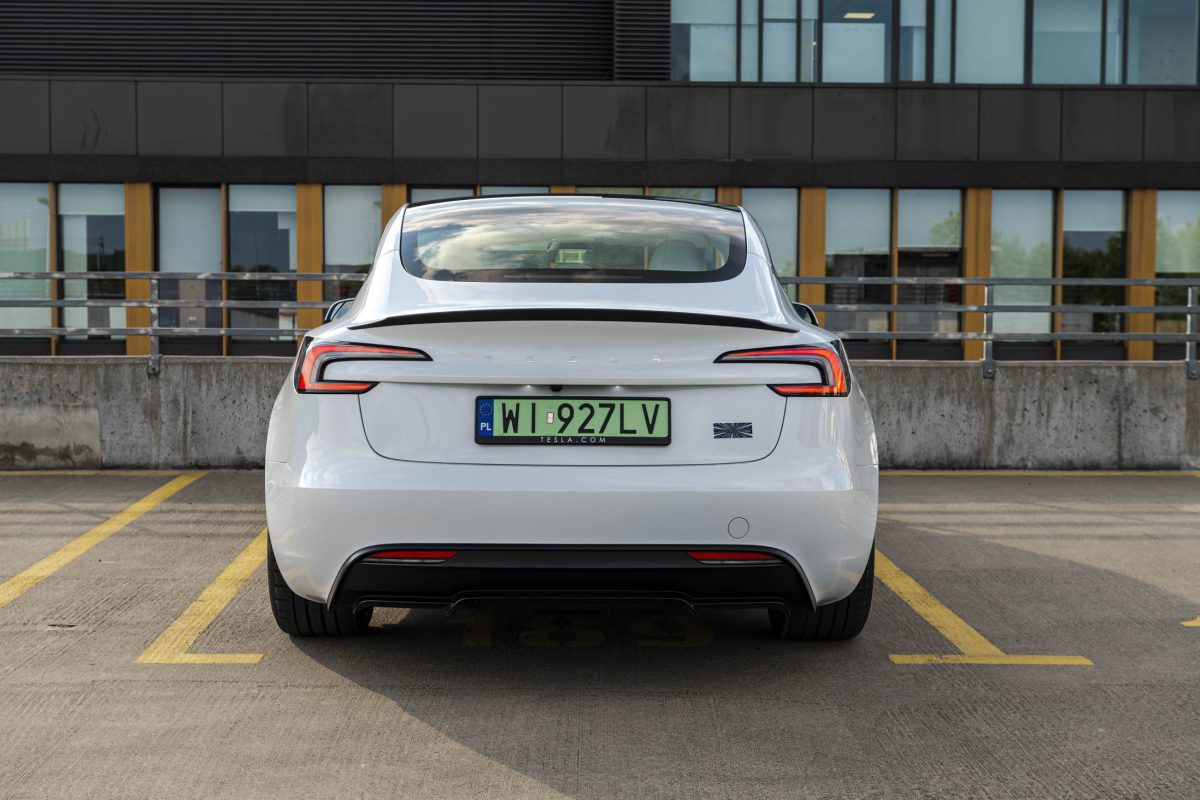 Tesla 3 Performance-białe wnetrze 9