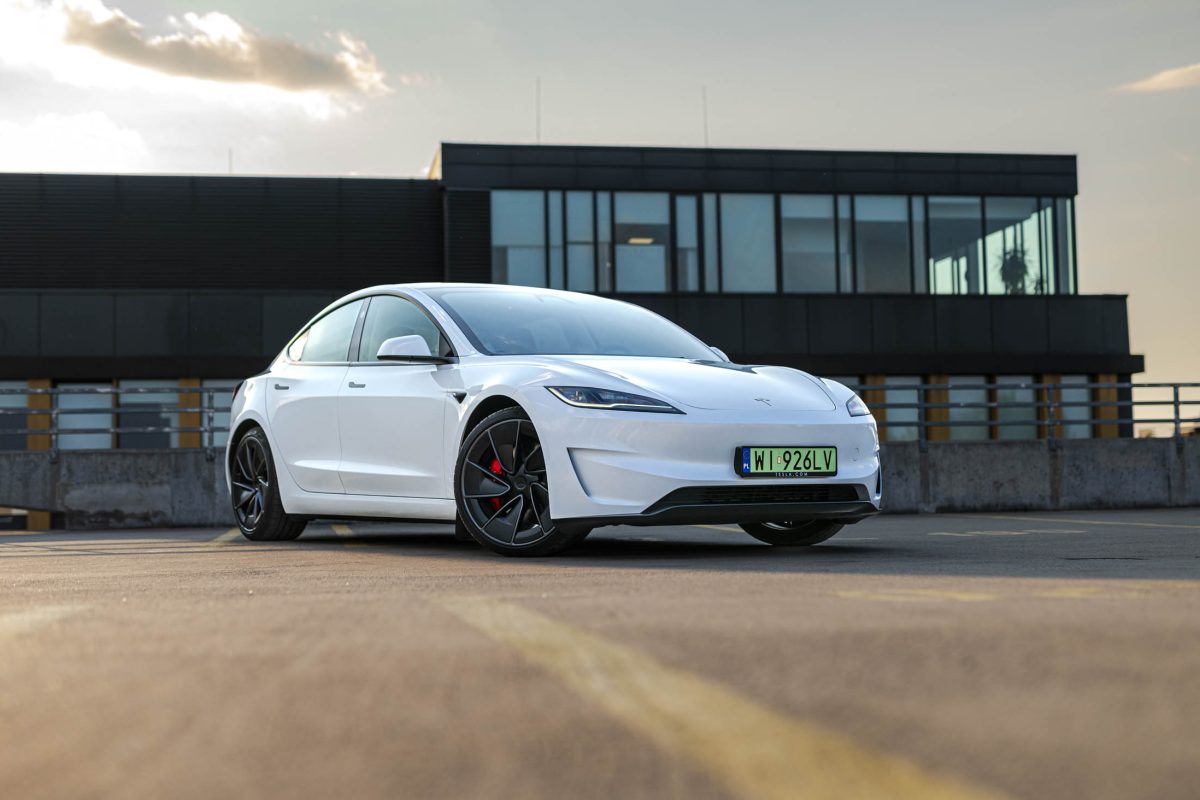 Tesla 3 Performance-czarne wnetrze 1
