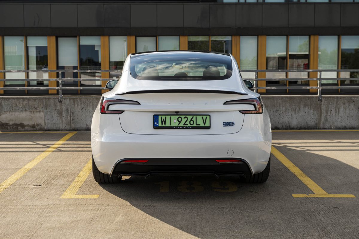 Tesla 3 Performance-czarne wnetrze 11
