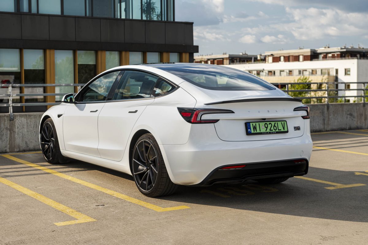 Tesla 3 Performance-czarne wnetrze 12