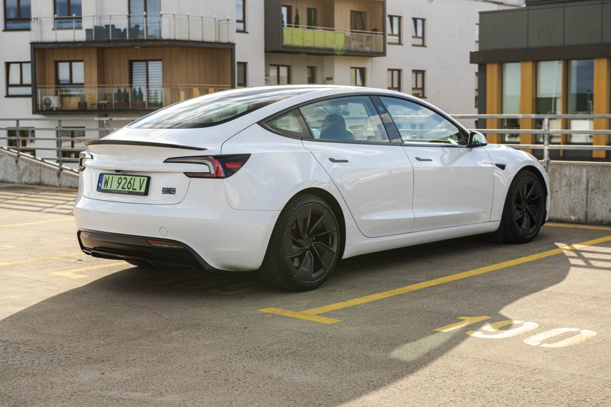 Tesla 3 Performance-czarne wnetrze 14