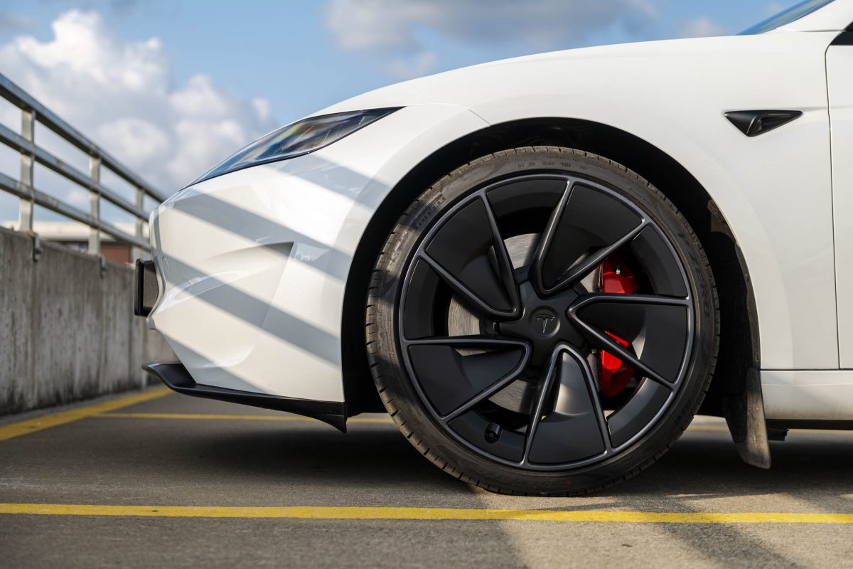 Tesla 3 Performance-czarne wnetrze 18