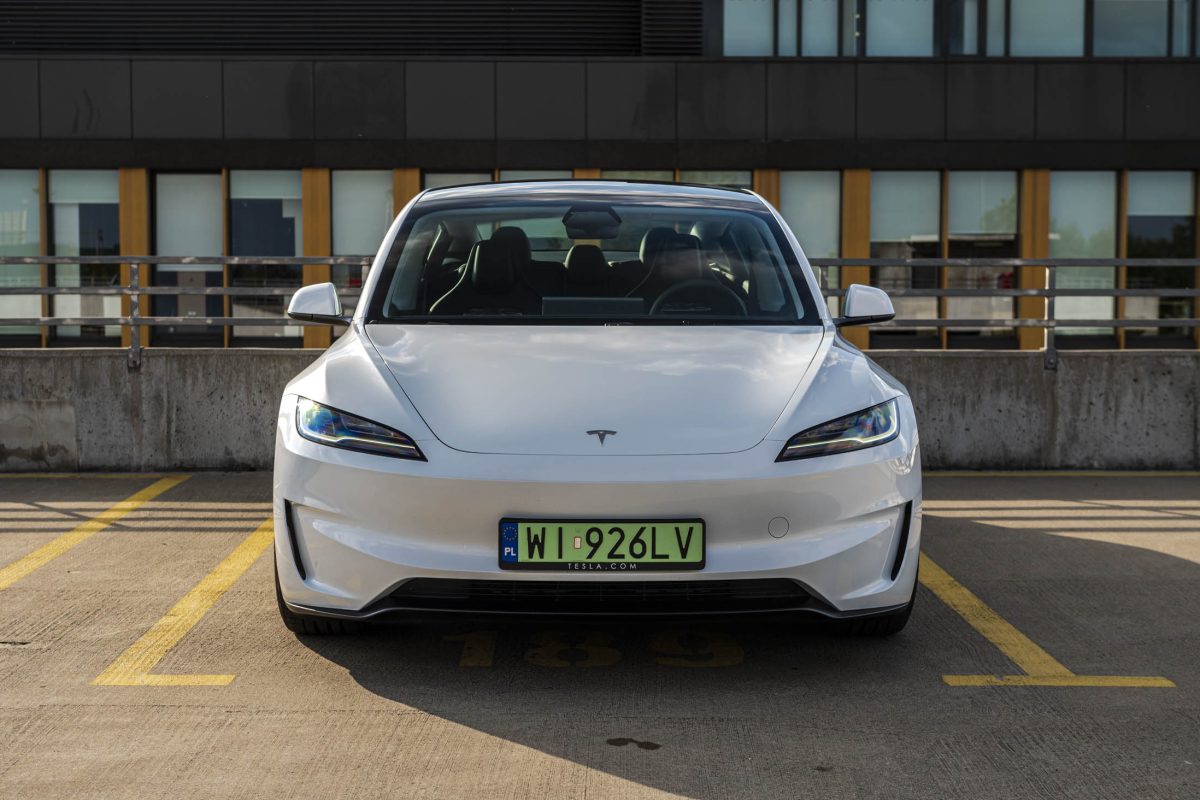 Tesla 3 Performance-czarne wnetrze 2