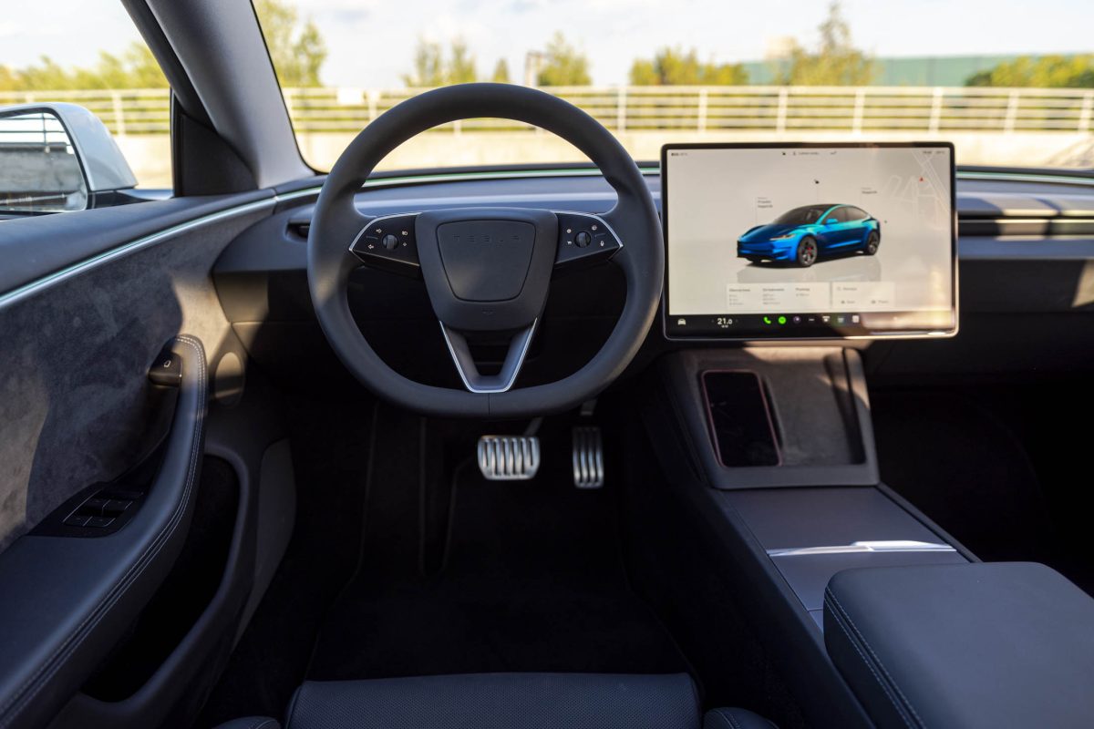 Tesla 3 Performance-czarne wnetrze 21