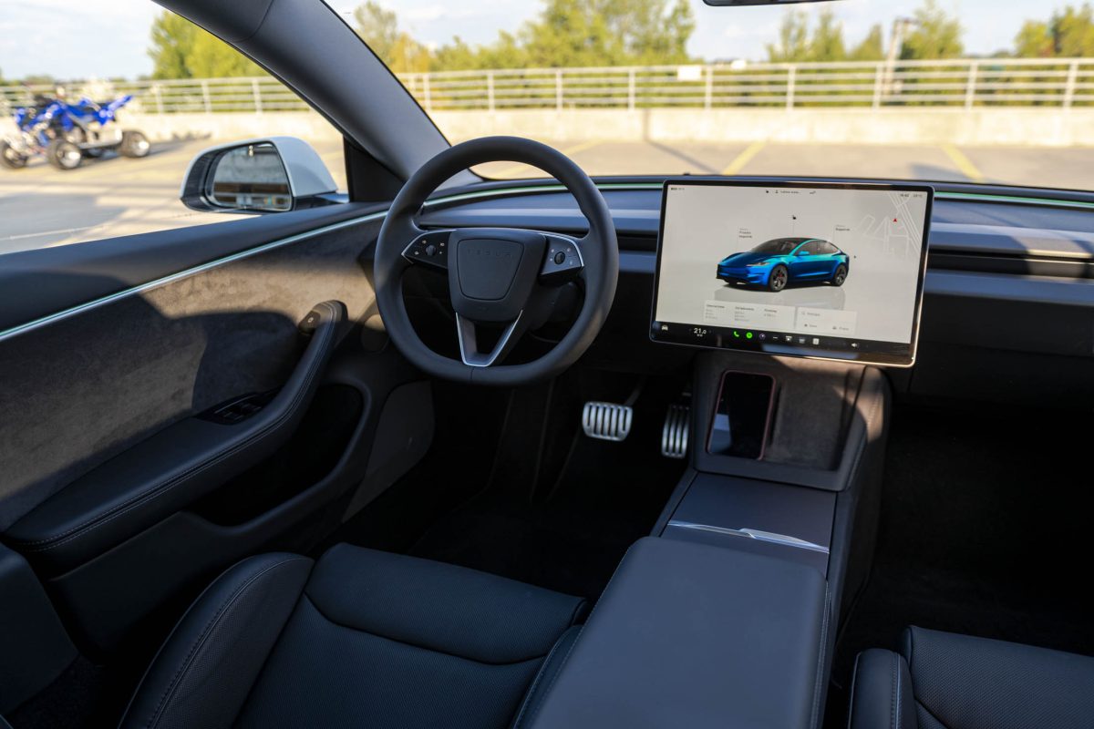 Tesla 3 Performance-czarne wnetrze 22