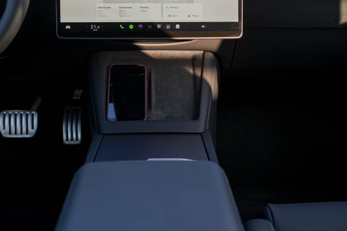 Tesla 3 Performance-czarne wnetrze 24