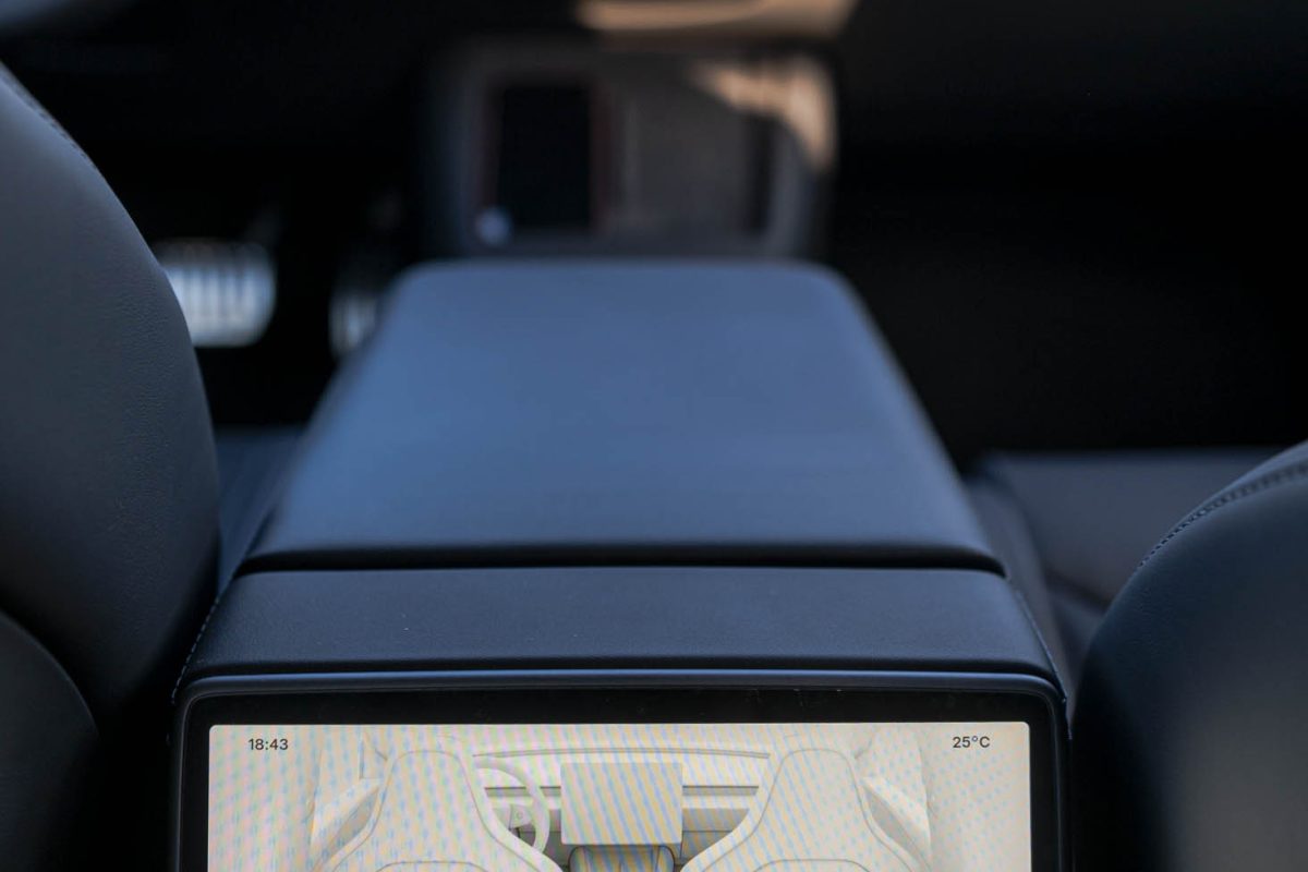 Tesla 3 Performance-czarne wnetrze 26