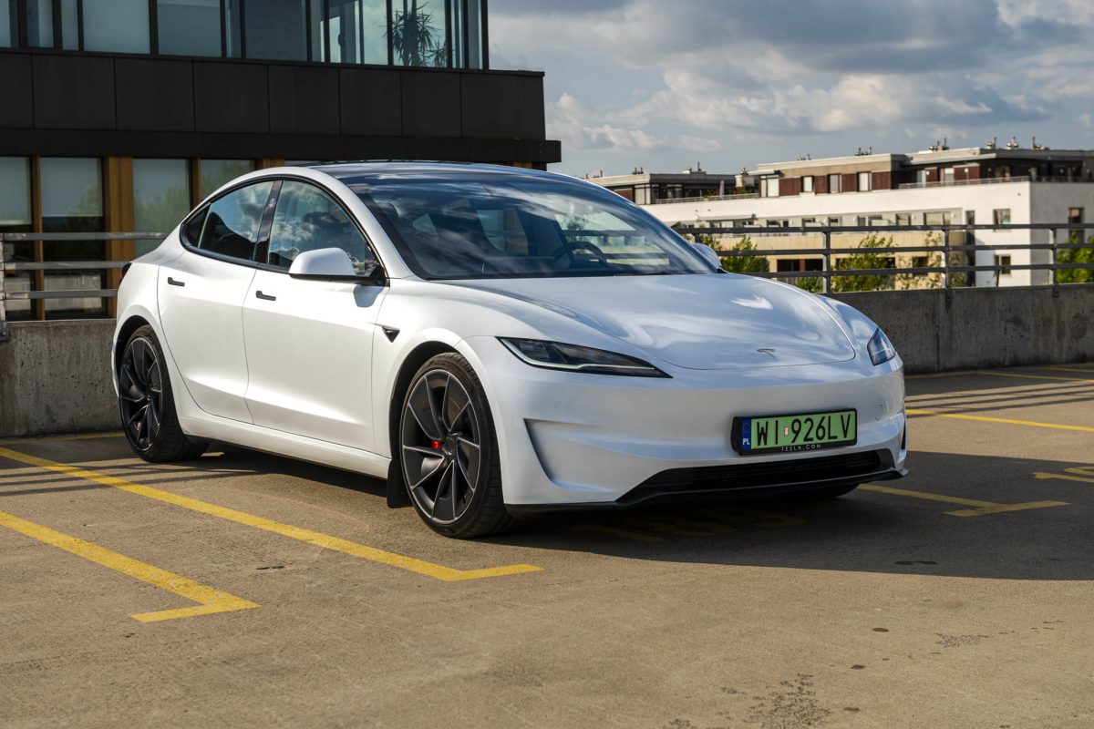 Tesla 3 Performance-czarne wnetrze 3