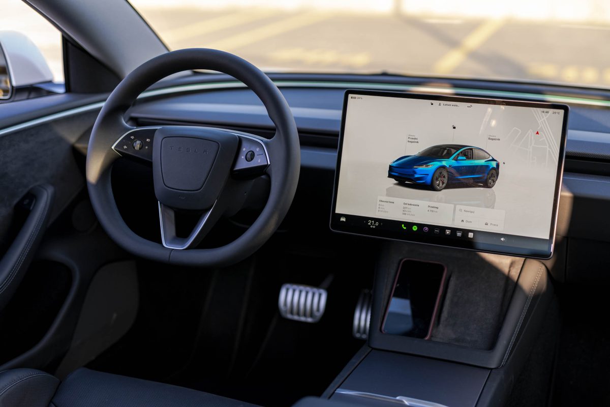 Tesla 3 Performance-czarne wnetrze 31