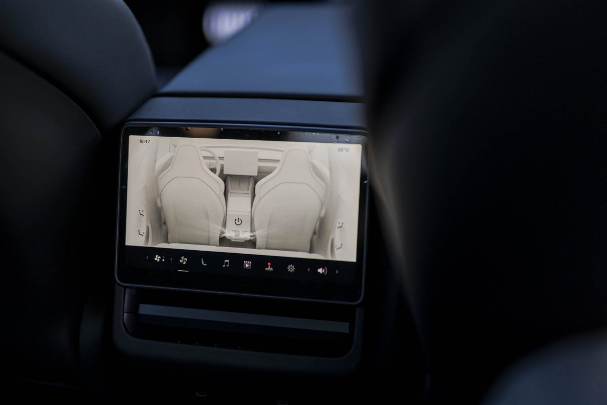 Tesla 3 Performance-czarne wnetrze 34