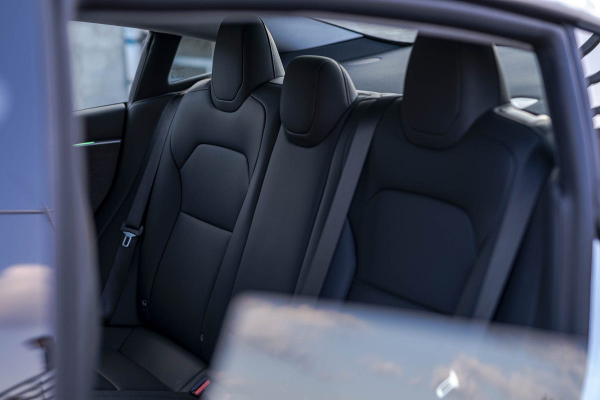 Tesla 3 Performance-czarne wnetrze 37