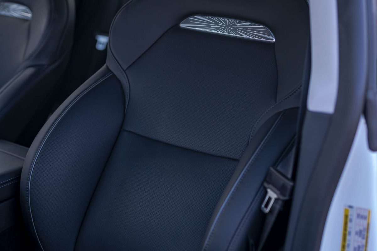Tesla 3 Performance-czarne wnetrze 38