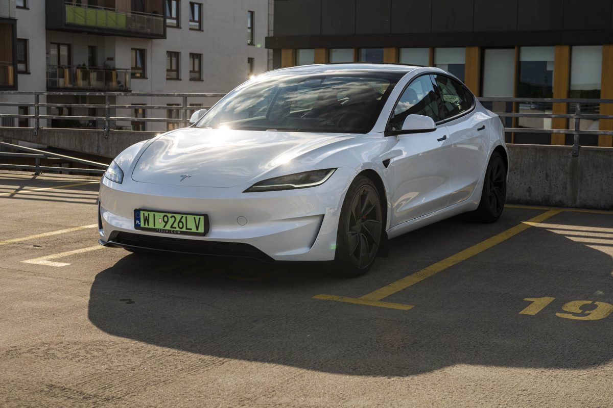Tesla 3 Performance-czarne wnetrze 4