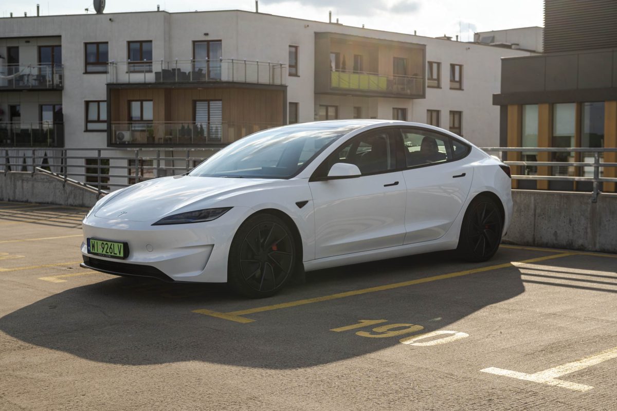 Tesla 3 Performance-czarne wnetrze 6