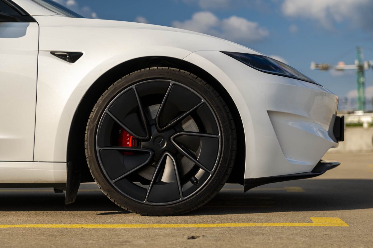 Tesla 3 Performance-czarne wnetrze 7